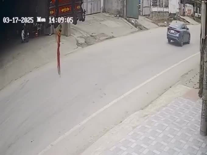 clip-o-to-di-nguoc-chieu-huc-vang-lien-hoan-hang-loat-xe-may-1742256509.mp4