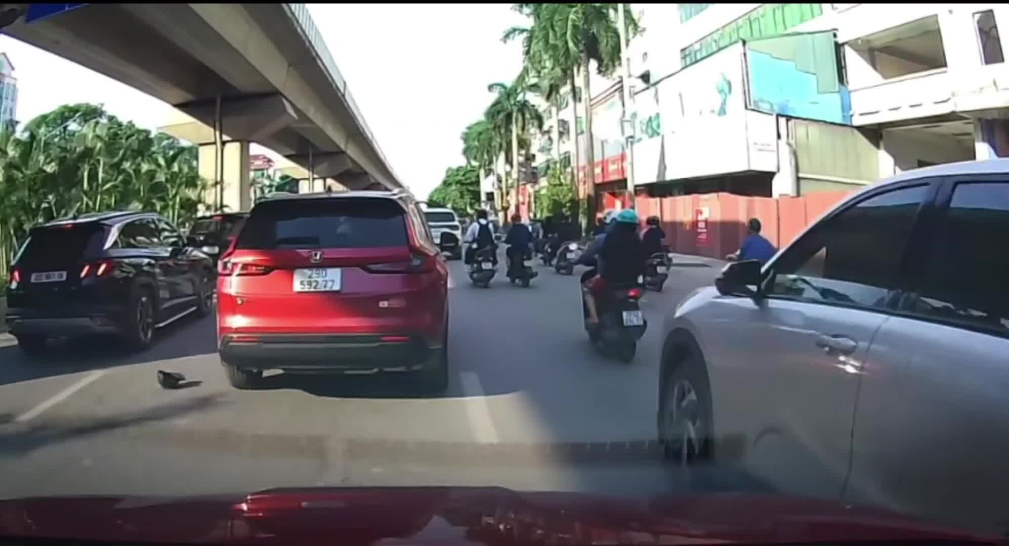 clip-o-to-va-xe-may-lien-tuc-tat-dau-nhau-o-ha-noi-mot-xe-bi-hat-vang-1786346150.mp4