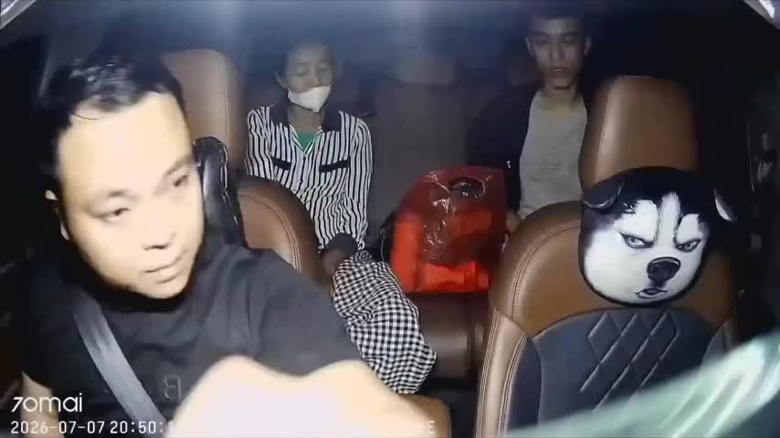 clip-tai-xe-mien-phi-tien-xe-cho-hai-me-con-di-chay-than-1784099751.mp4