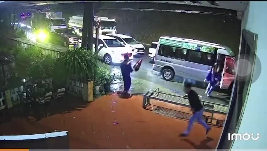 clip-them-mot-vu-sat-lo-dat-da-o-sa-pa-nhieu-hanh-khach-thoat-nan-trong-gang-tac-1759196299.mp4