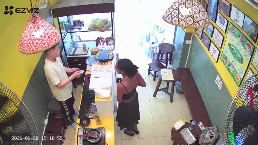 clip-trich-xuat-camera-quay-lai-hanh-dong-dep-cua-khach-tay-danh-cho-nam-nhan-vien-quan-banh-mi-nguon-duy-duc-1784515852.mp4