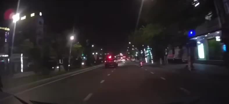 clip-xe-o-to-7-cho-gay-tai-nan-roi-ngang-nhien-roi-khoi-hien-truong-1773743489.mp4