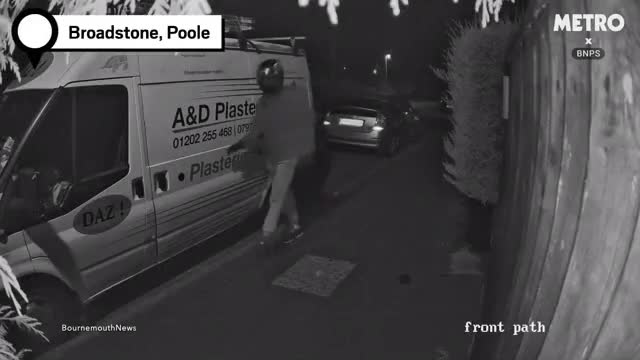 co-gai-quan-khan-tam-cam-gay-bong-chay-duoi-ten-trom-oto-1789352389.mp4