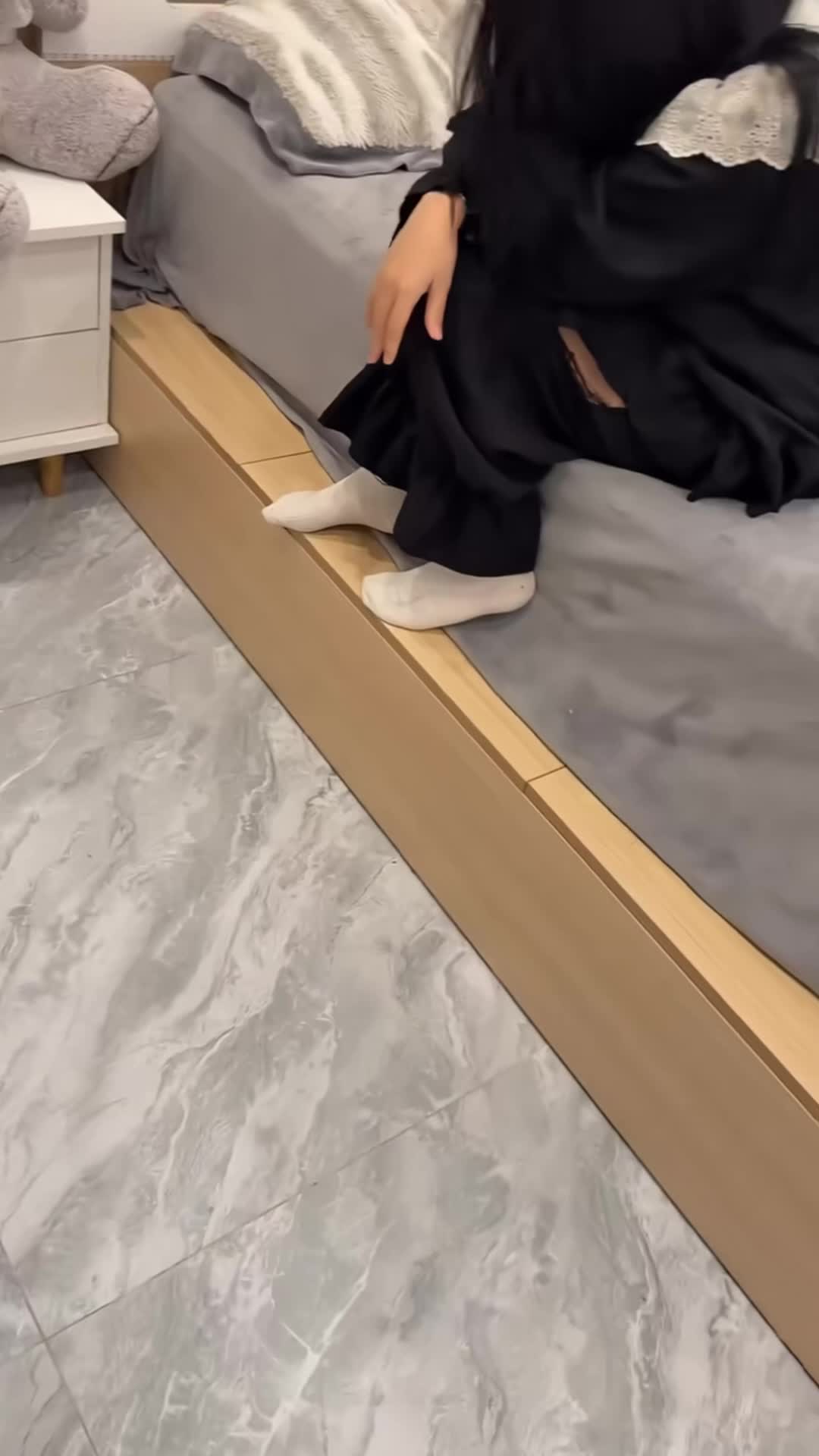 co-gai-thue-tro-ngu-nham-phong-cua-chu-nha-bi-bat-tai-tran-znewsvn-1772078698.mp4