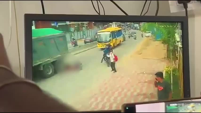 con-trai-bi-xe-ben-can-tu-vong-ngay-truoc-mat-me-om-dau-gao-khoc-1751078828.mp4
