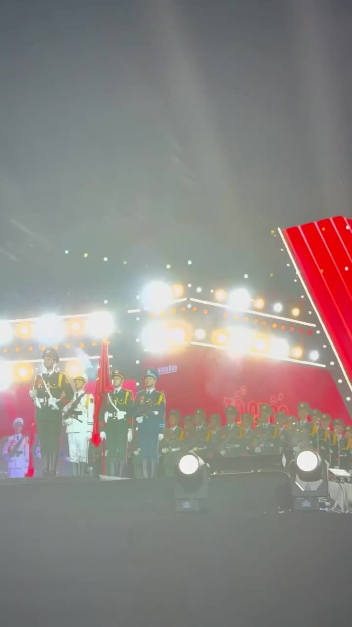 concert-to-quoc-trong-tim-mang-an-tuong-manh-me-va-xuc-dong-toi-hon-50000-khan-gia-1754878551.mp4