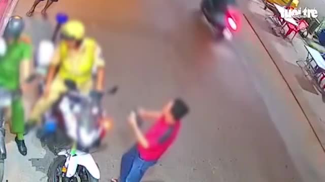 cong-an-thong-tin-vu-canh-sat-giao-thong-lam-nhiem-vu-o-binh-chanh-khong-che-nguoi-dan-ong-1740127789.mp4