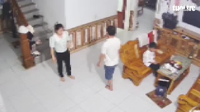 cong-an-vao-cuoc-vu-chong-dung-cay-lau-nha-danh-vo-nhap-vien-o-tuyen-quang-1748848829.mp4