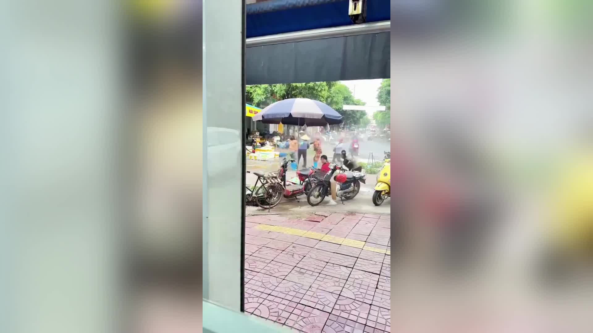 cong-an-vao-cuoc-vu-chu-quan-hai-san-xit-nuoc-vao-mat-cu-ba-ban-rau-znewsvn-1782126007.mp4