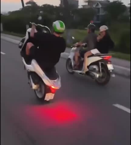 cong-an-xac-minh-clip-nguoi-dan-ong-nuoc-ngoai-boc-dau-xe-may-tren-duong-1774401787.mp4