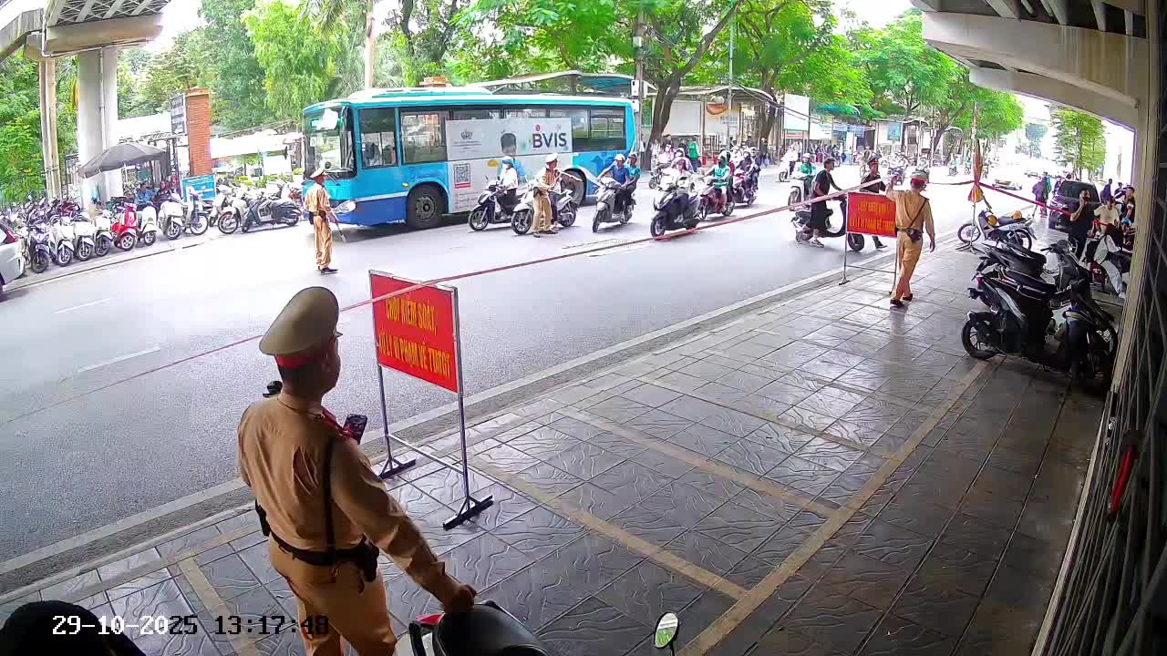 csgt-ha-noi-khong-che-doi-tuong-tang-tru-ma-tuy-dinh-tau-tan-tang-vat-1761791101.mp4