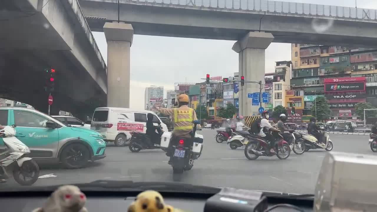 csgt-ha-noi-mo-duong-dua-nguoi-phu-nu-bi-co-giat-tren-taxi-di-1757721711.mp4