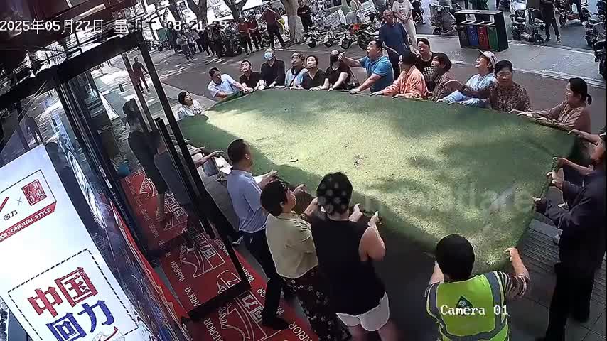 cu-ba-102-tuoi-nham-cua-so-thanh-cua-ra-roi-tu-tang-3-duoc-cuu-kip-luc-1748563096.mp4