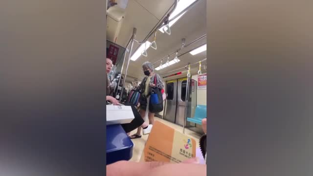 cu-ba-73-tuoi-bi-nguoi-phu-nu-tung-cuoc-vi-gianh-ghe-tren-tau-video-facebook-1759374644.mp4