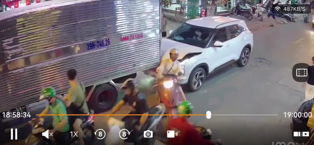 dam-loat-xe-o-ha-noi-nu-tai-xe-hoang-loan-guc-tren-vo-lang-1776123789.mp4