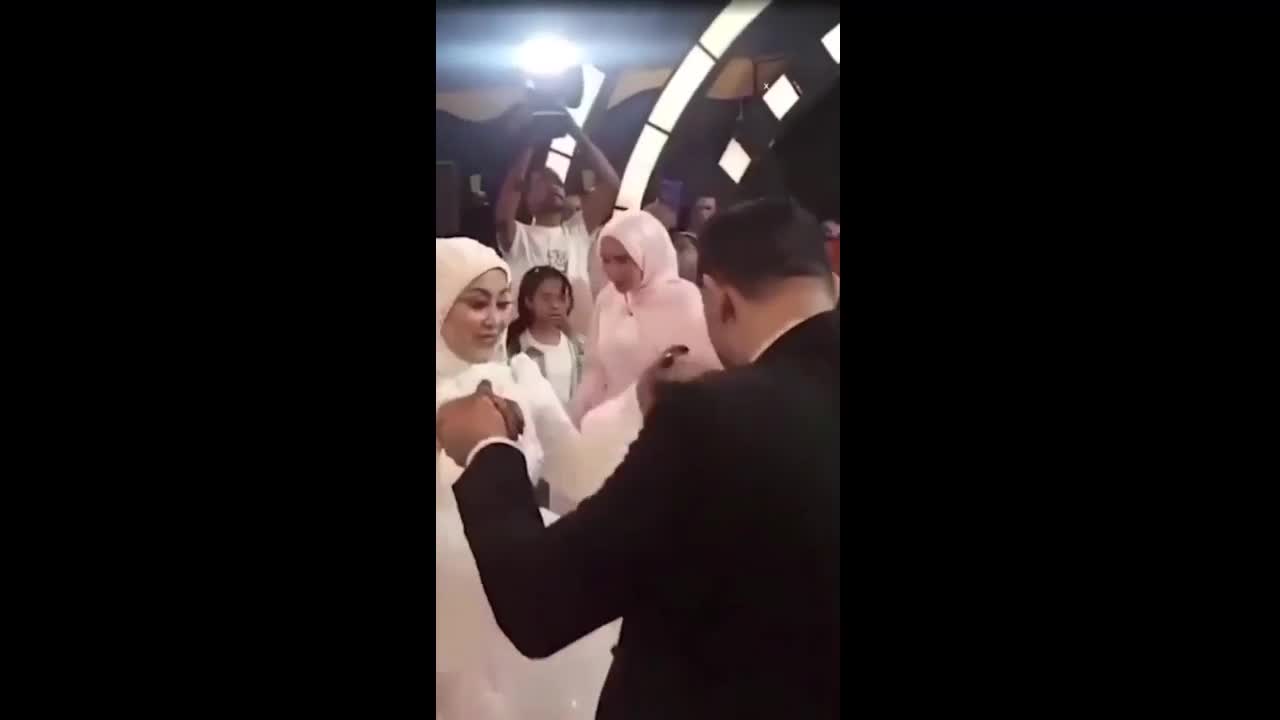 dang-nhay-mua-cung-co-dau-chu-re-bat-ngo-dot-tu-giua-tiec-cuoi-1759292369.mp4