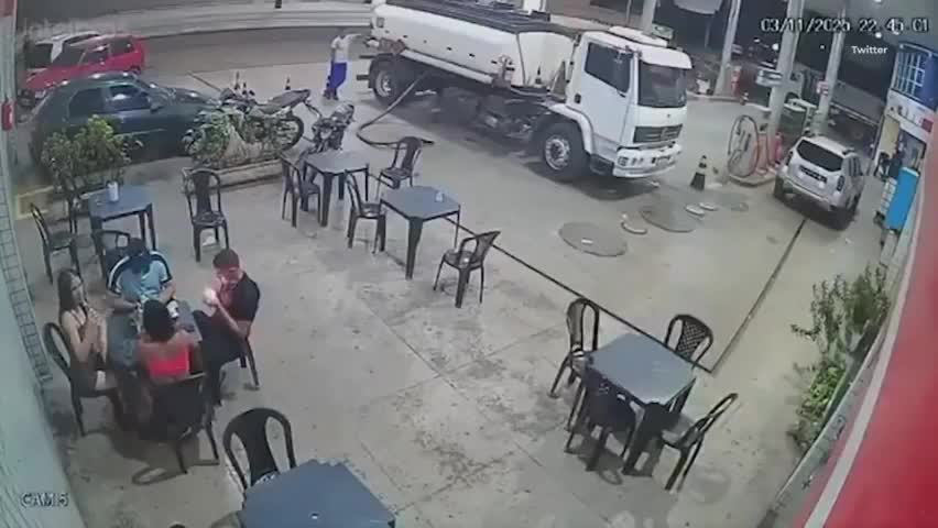 danh-roi-que-diem-cham-thuoc-tai-tram-xang-nguoi-dan-ong-suyt-gay-tham-hoa-1762753340.mp4