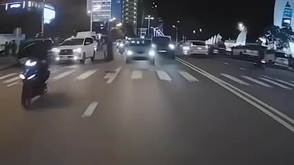 danh-tai-xe-taxi-toi-tap-sau-va-cham-o-nha-trang-1761540472.mp4