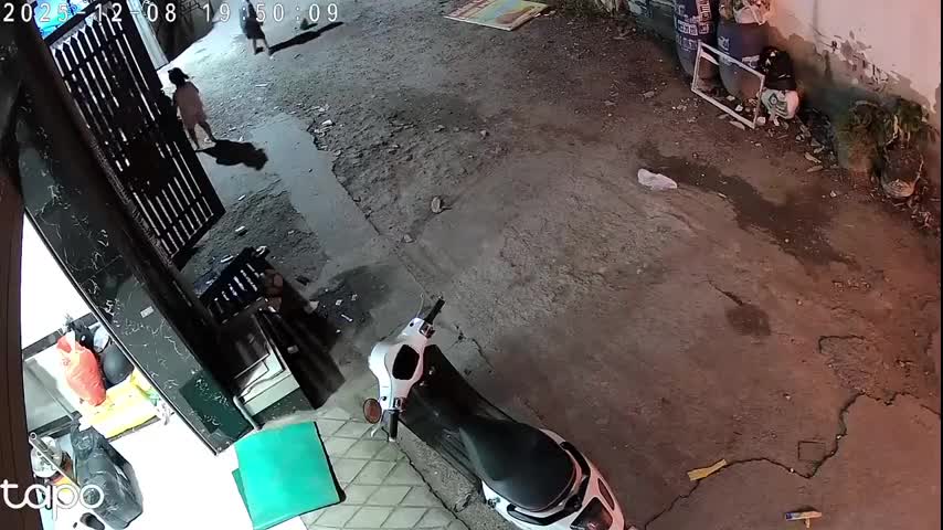 danh-tinh-nguoi-phu-nu-lot-bong-tai-vang-cua-be-5-tuoi-1765514713.mp4