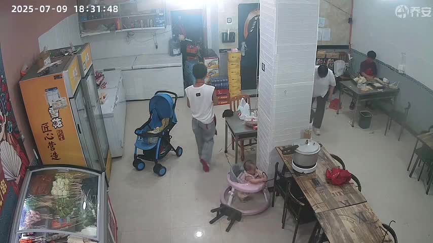 dau-long-be-so-sinh-bi-chiec-noi-dien-lon-roi-trung-bong-nang-nua-khuon-mat-1754647976.mp4