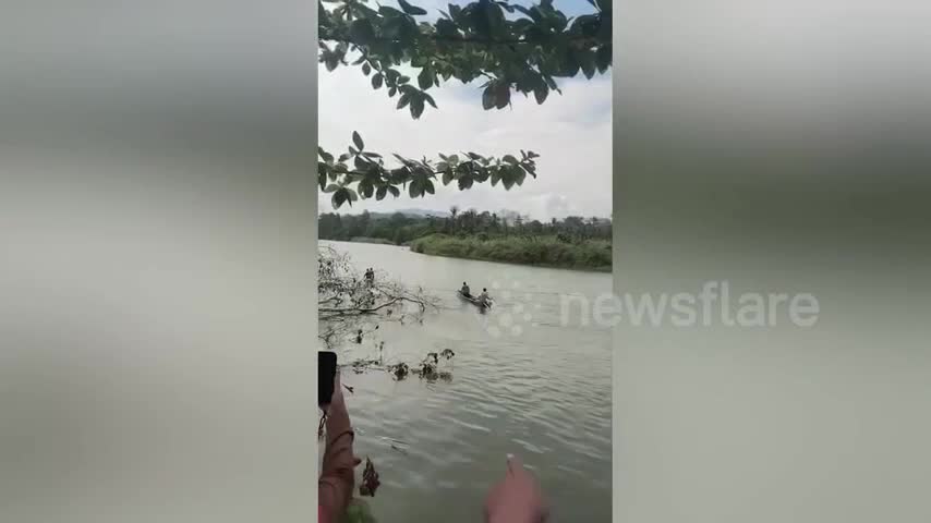 dau-long-dang-giat-quan-ao-nguoi-phu-nu-bi-quai-thu-keo-xuong-song-vung-vay-trong-tuyet-vong-1760067781.mp4