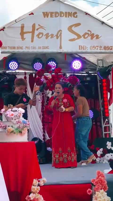 di-co-dau-mang-binh-truyen-nuoc-len-hat-dam-cuoi-gay-sot-mang-bao-vtc-news-1781050609.mp4