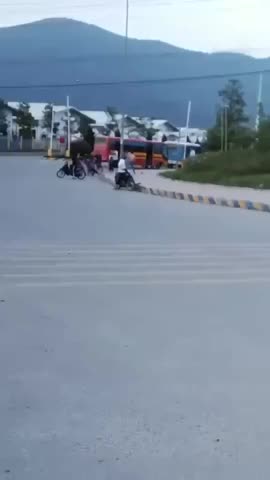 dieu-tra-nguyen-nhan-tai-xe-phu-xe-khach-bi-danh-hoi-dong-da-man-giua-duong-o-nghe-an-1745306188.mp4