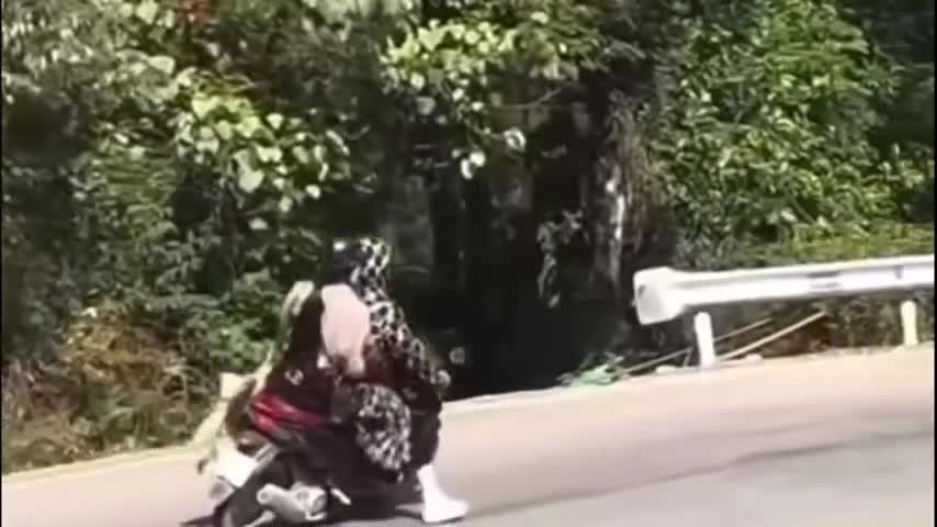 do-deo-o-tam-dao-voi-toc-do-chong-mat-2-co-gai-bay-ra-khoi-xe-1745213735.mp4