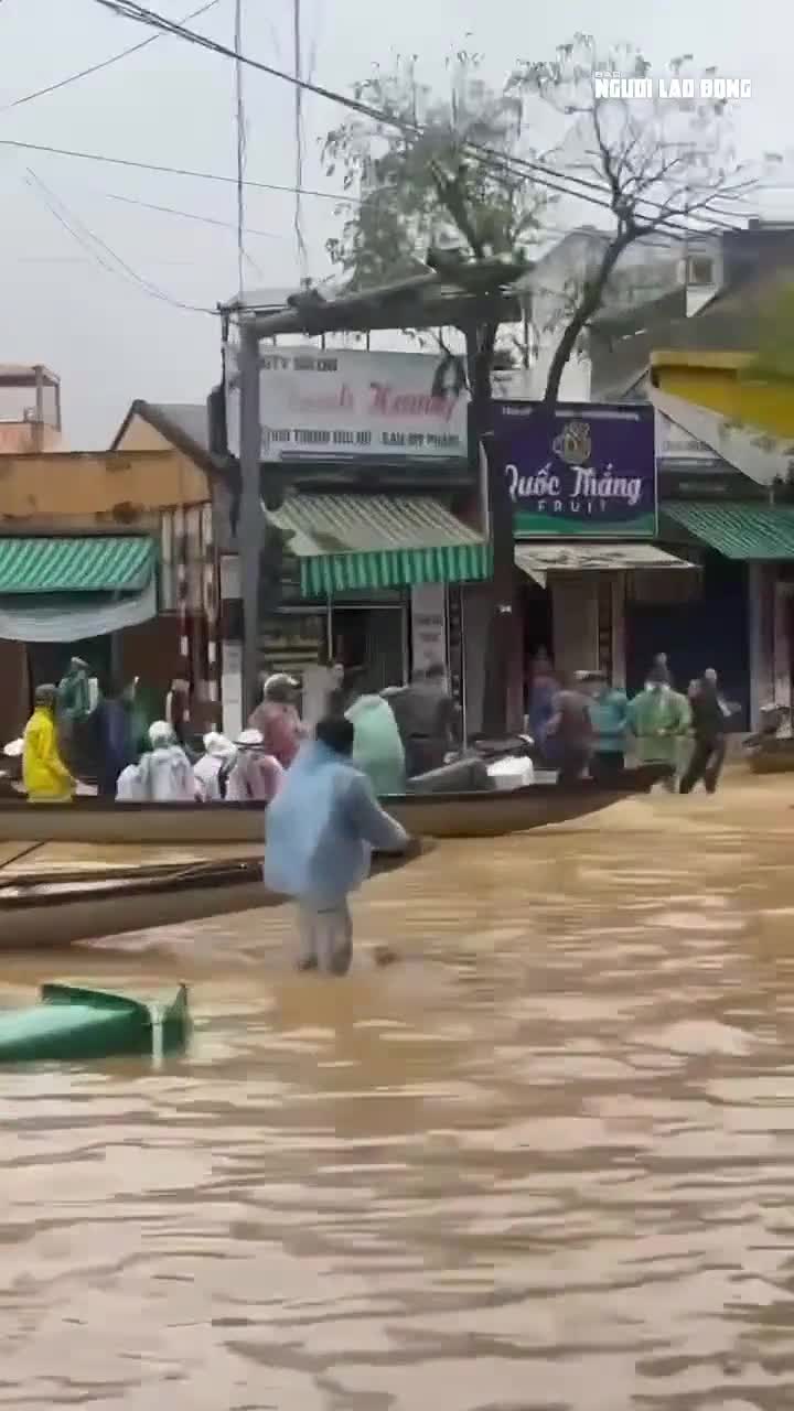 doan-clip-ghi-lai-canh-nhieu-nguoi-dan-ong-dung-mai-cheo-tan-cong-nhau-khi-duong-hoa-thanh-song-do-l-1762237532.mp4