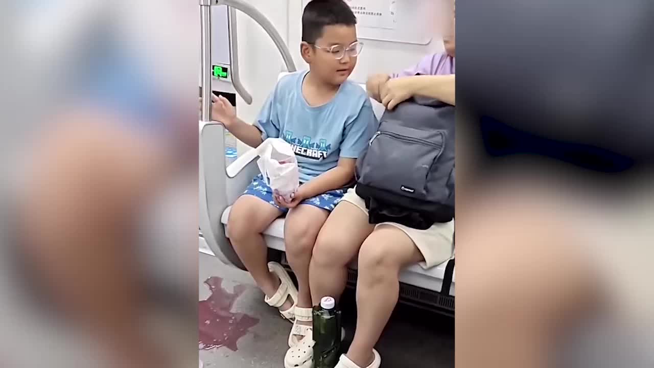doan-tren-chuyen-metro-gay-sot-coi-mang-hanh-dong-cua-cap-me-con-khien-tat-ca-hanh-khach-ne-phuc-1748134912.mp4