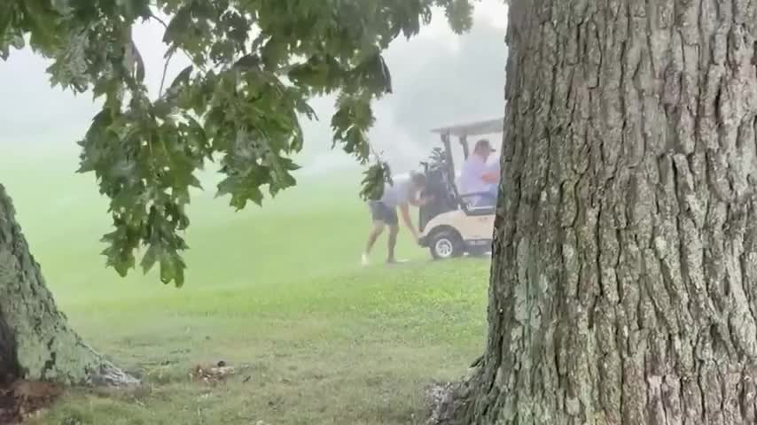 dung-tru-mua-duoi-goc-cay-tay-golf-bi-set-danh-trung-1786604920.mp4