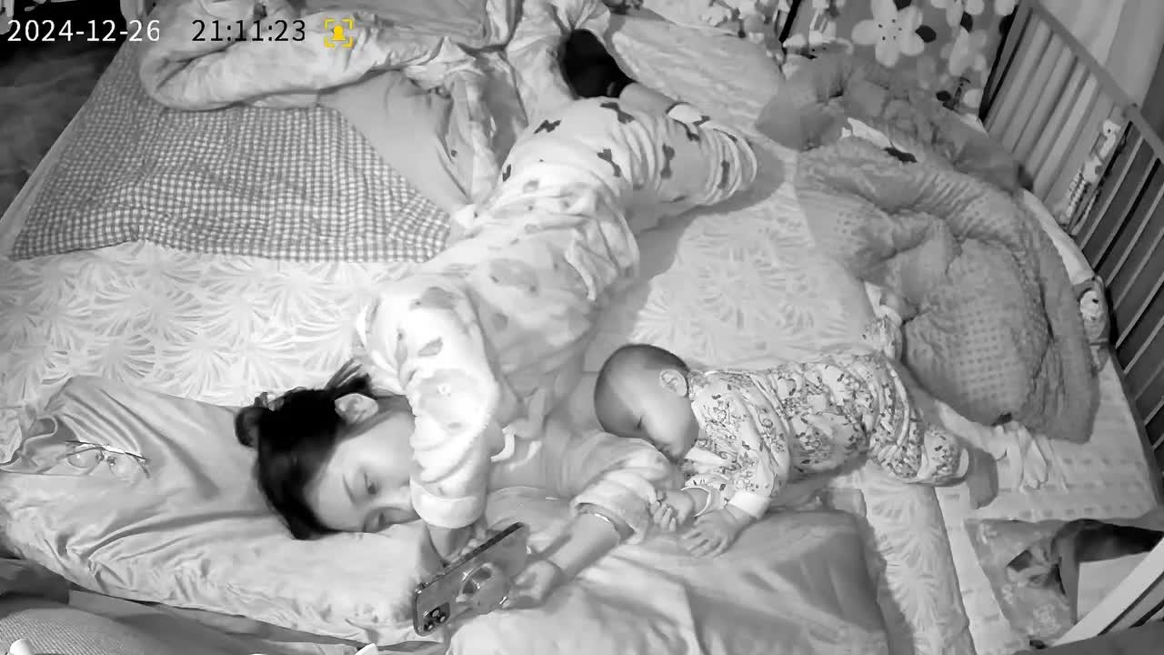 em-be-dang-ngu-lien-tinh-giac-va-co-hanh-dong-la-me-nhin-thay-thi-vo-oa-1744844469.mp4
