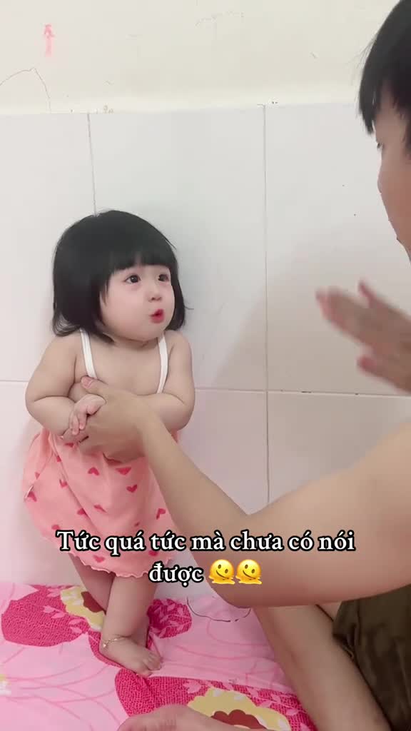 em-be-tron-mat-vo-toi-khi-bi-bo-mang-khien-dan-mang-cung-xiu-1755831139.mp4