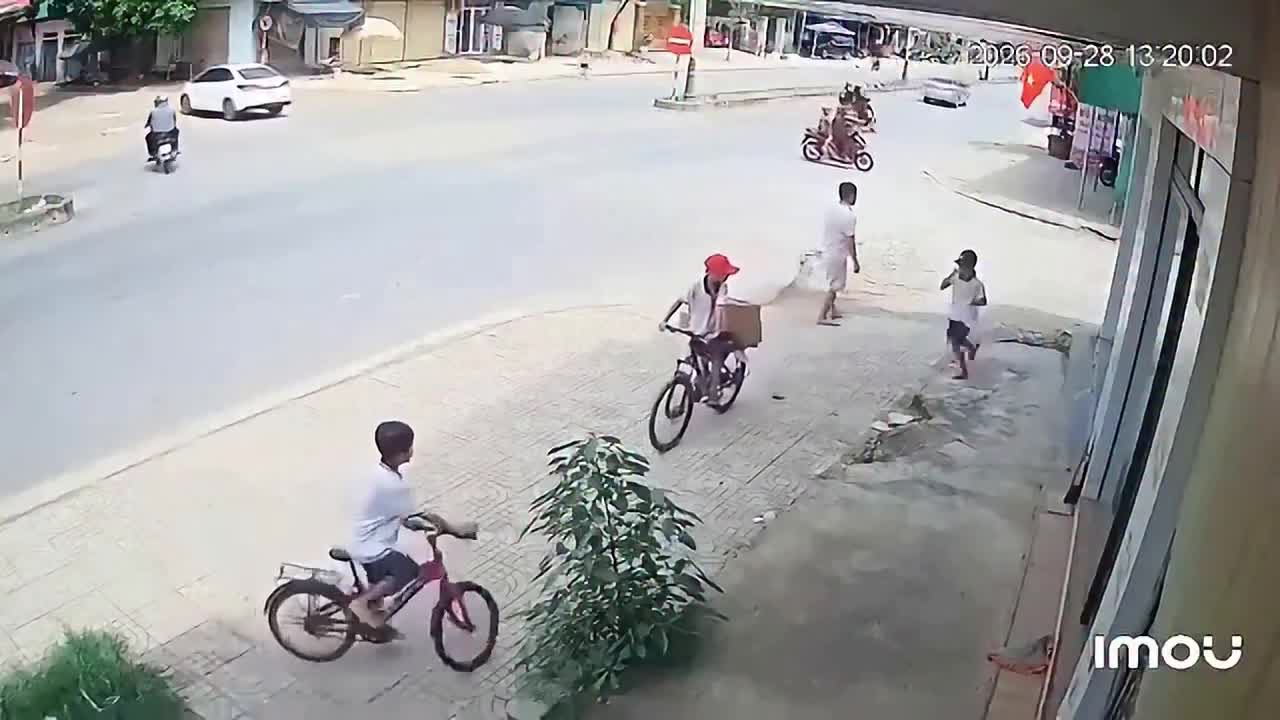 fsavecom-reels-camera-ghi-lai-khoanh-khac-cong-lang-o-h-media-2223822251529976-001-720p-1790599334.mp4