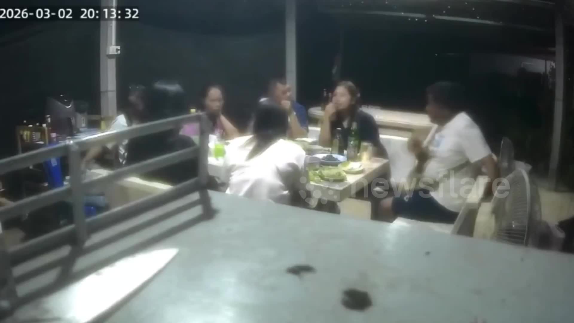 ghen-tuong-chong-62-tuoi-lai-xe-o-to-dam-trung-vo-va-nguoi-tinh-1772849775.mp4