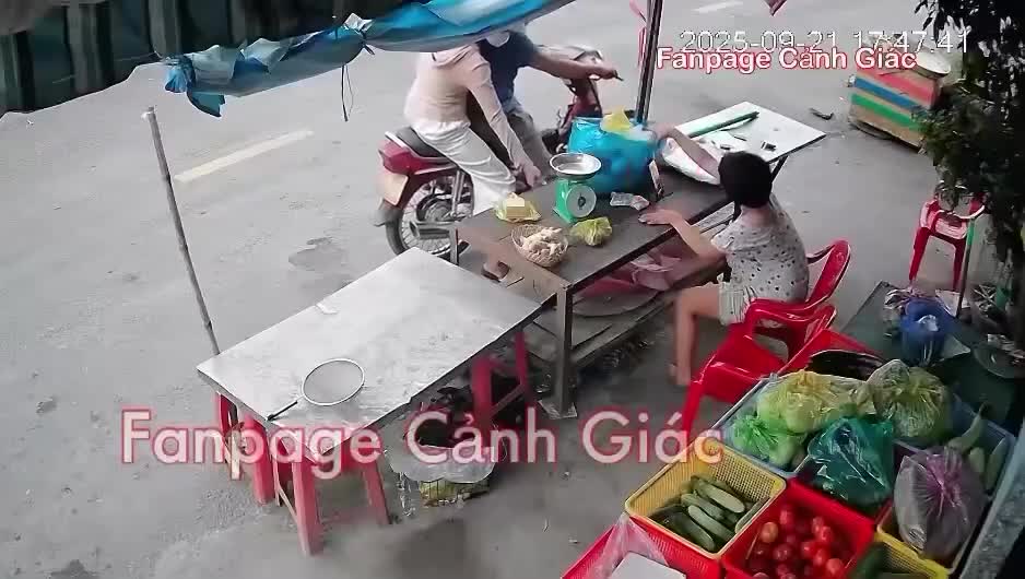 gia-vo-mua-hang-doi-nam-nu-giat-dien-thoai-cua-phu-nu-khuyet-tat-bao-phap-luat-tp-ho-chi-minh-1758689597.mp4