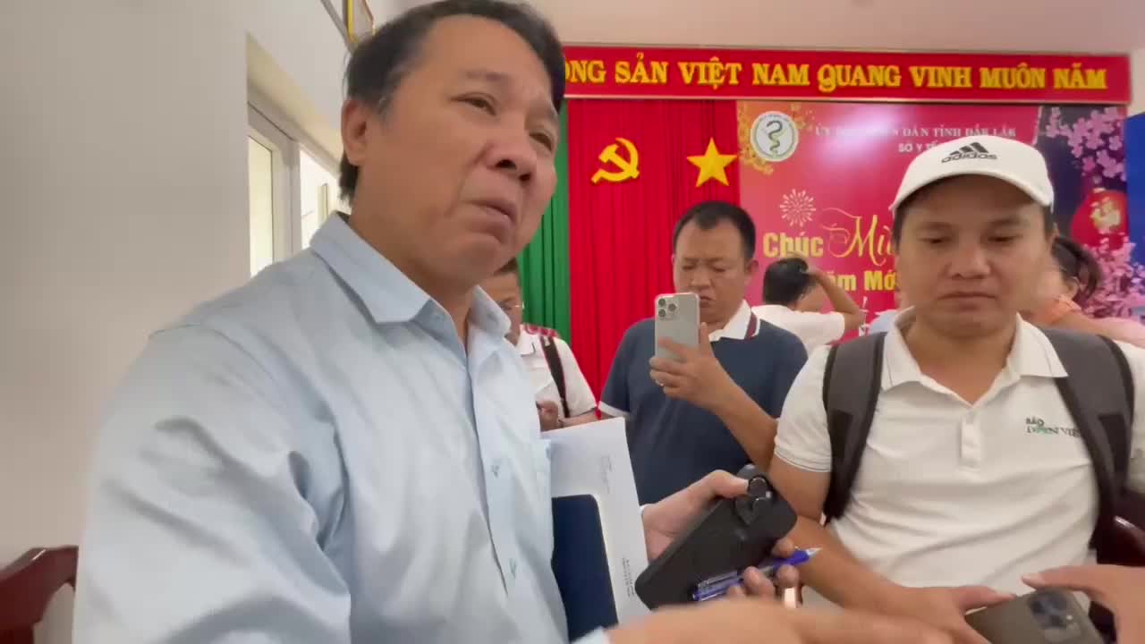 giam-doc-benh-vien-bat-khoc-ve-vu-may-tan-soi-hong-va-255-benh-nhan-bi-anh-huong-1758199558.mp4