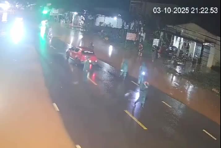 giay-phut-kinh-hoang-o-to-7-cho-bat-ngo-lao-toi-tong-chu-tich-xa-tu-vong-1759536860.mp4