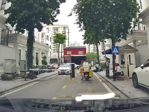 ha-noi-bao-ve-khu-do-thi-louis-hoang-mai-hanh-hung-tai-xe-xe-cong-nghe-1787639798.mp4
