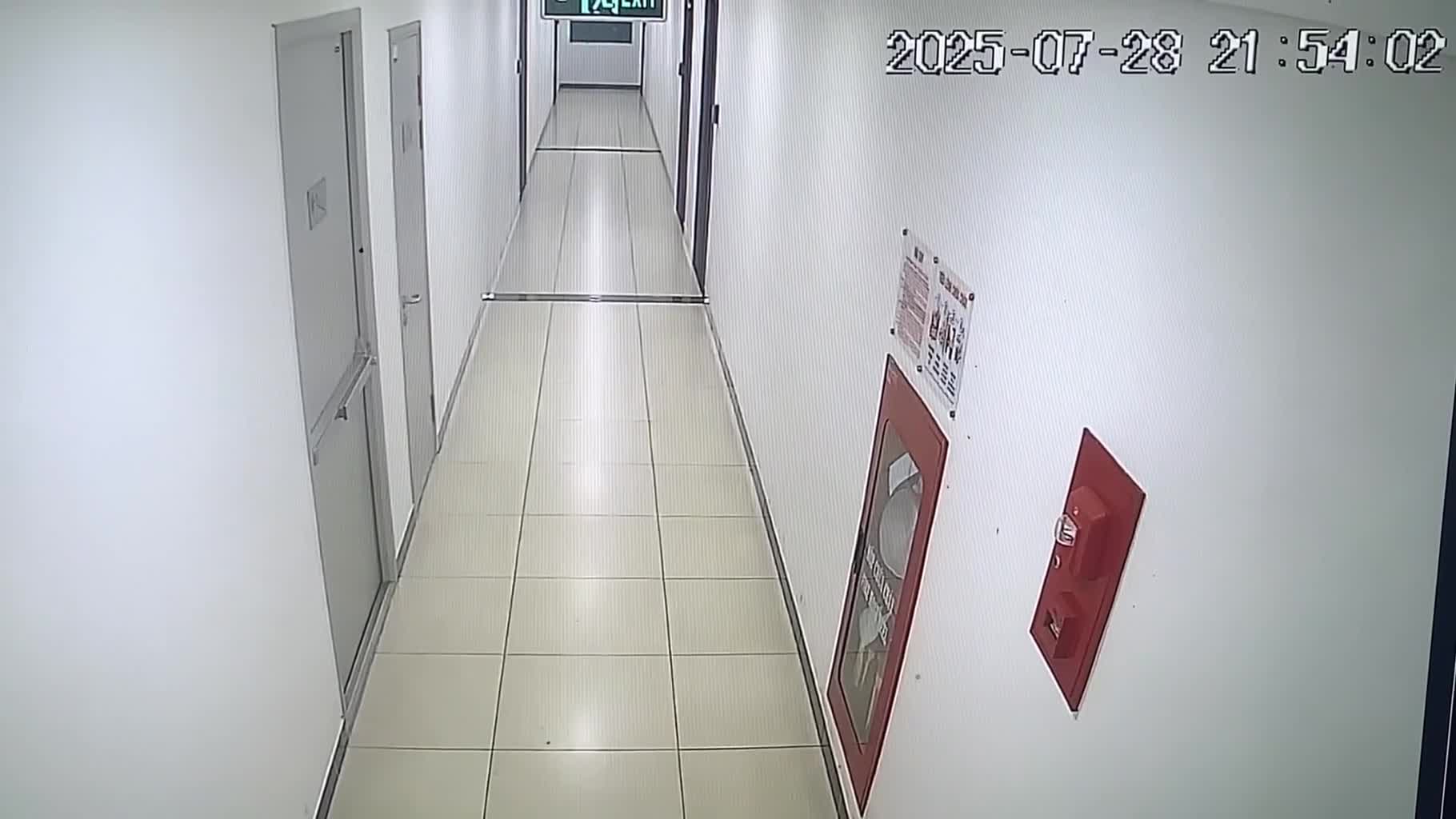 ha-noi-chong-danh-vo-thung-mang-nhi-chan-dong-nao-ngay-truoc-mat-hang-xom-bao-dien-tu-tien-phong-1763009651.mp4