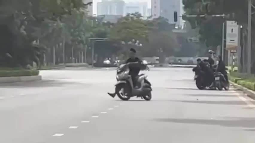 ha-noi-cong-an-moi-quai-xe-trinh-dien-boc-dau-xe-may-va-phu-huynh-len-lam-viec-bao-dien-tu-tien-phong-1761914866.mp4