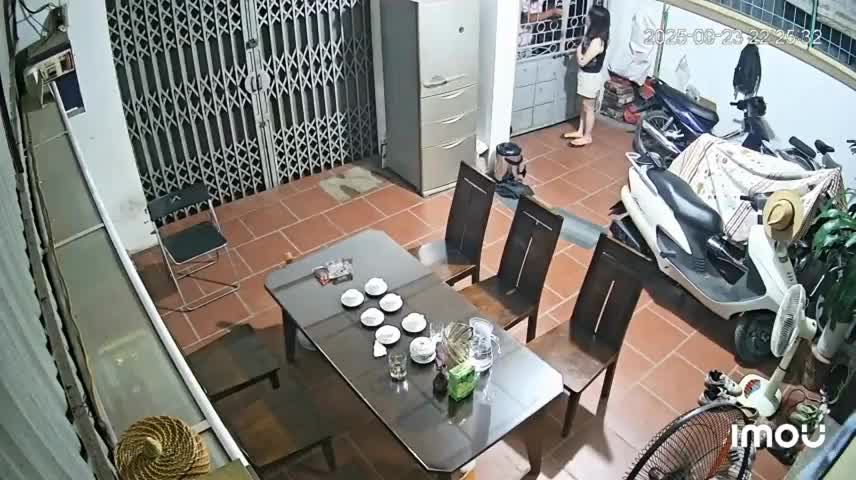 ha-noi-nguoi-dan-ong-to-bi-hang-xom-pha-cua-xong-vao-danh-vo-giua-dem-1759130738.mp4