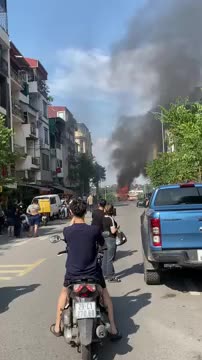 ha-noi-xe-khach-boc-chay-ngun-ngut-tren-pho-chuong-duong-do-1753710911.mp4