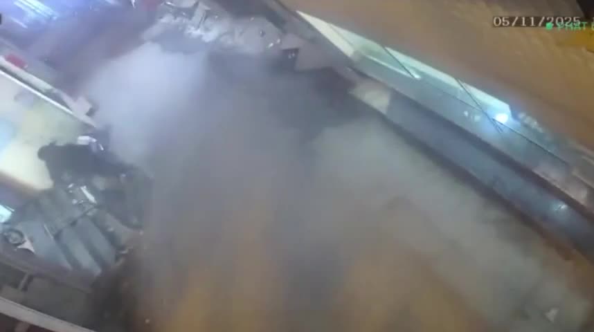 ha-noi-xe-tai-phong-vun-vut-trong-ngo-nho-gay-tai-nan-lien-hoan-roi-bo-chay-1762406355.mp4