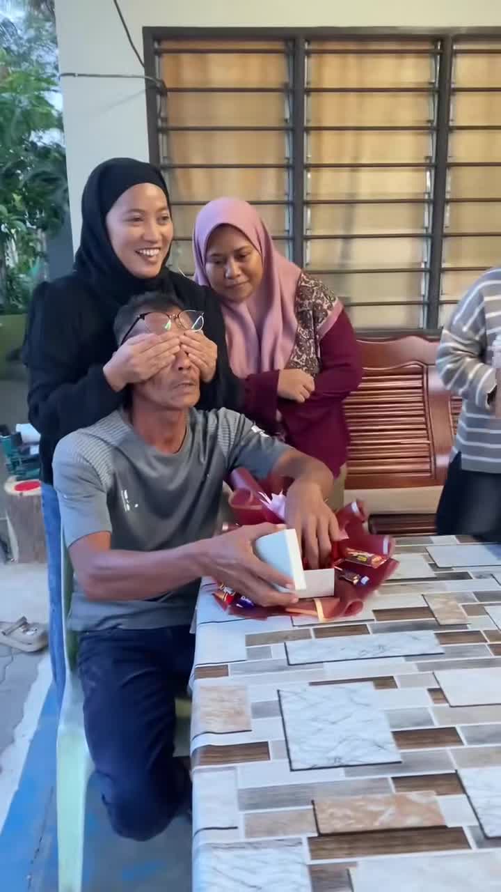 hadiah-dari-kami-11-beradik-yang-tumbuh-membesar-oleh-tanganmu-abahma-sempena-hari-bapa-untukmu-abah-dan-anniversarry-ke-38-tahun-bersama-ibu-yang-dicintai-1750389469.mp4