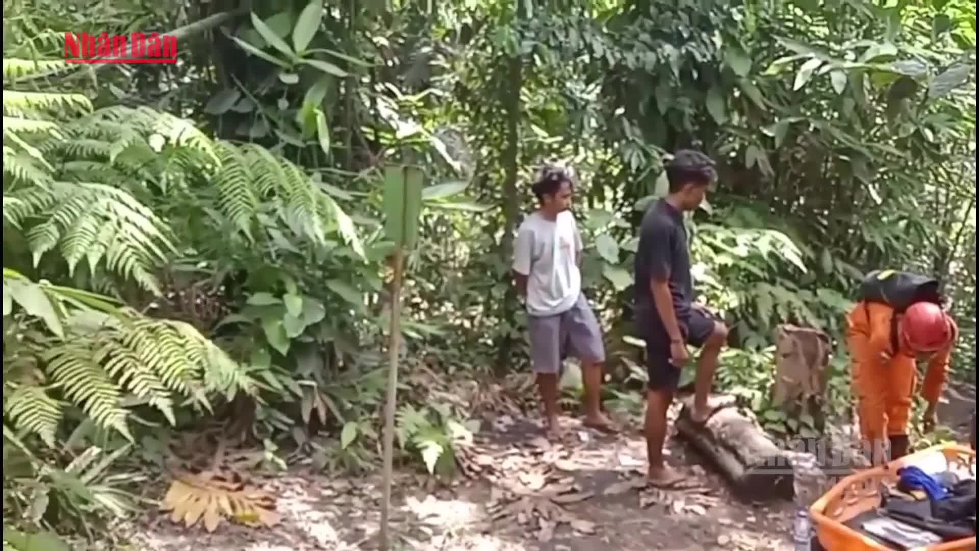 hai-du-khach-singapore-thiet-mang-trong-vu-nui-lua-indonesia-phun-trao-bao-nhan-dan-dien-tu-1778466966.mp4