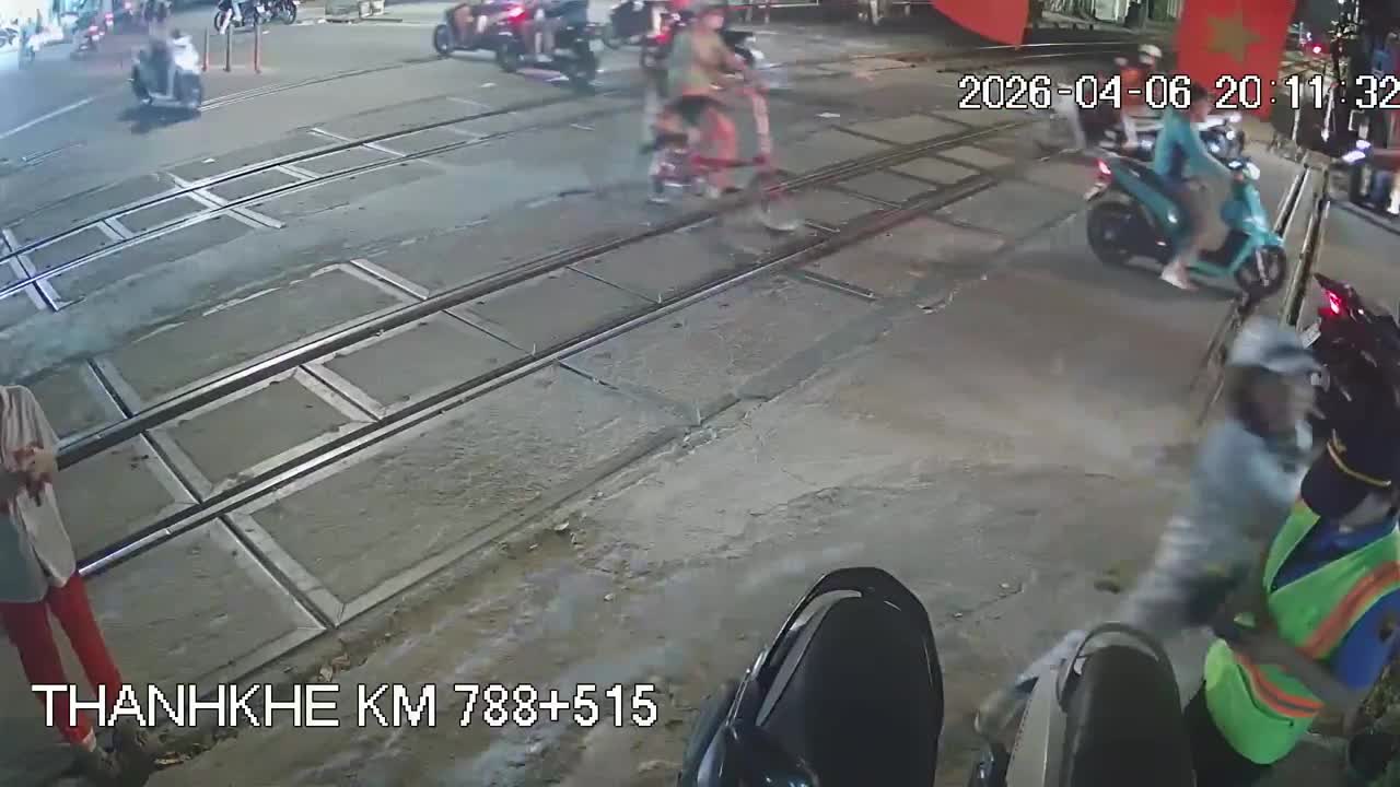 hai-nhan-vien-gac-chan-duong-sat-bi-hanh-hung-khi-dang-lam-nhiem-vu-1775623847.mp4