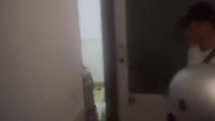 hai-ten-cuop-xong-vao-cua-hang-tien-loi-luc-rang-sang-1764126432.mp4