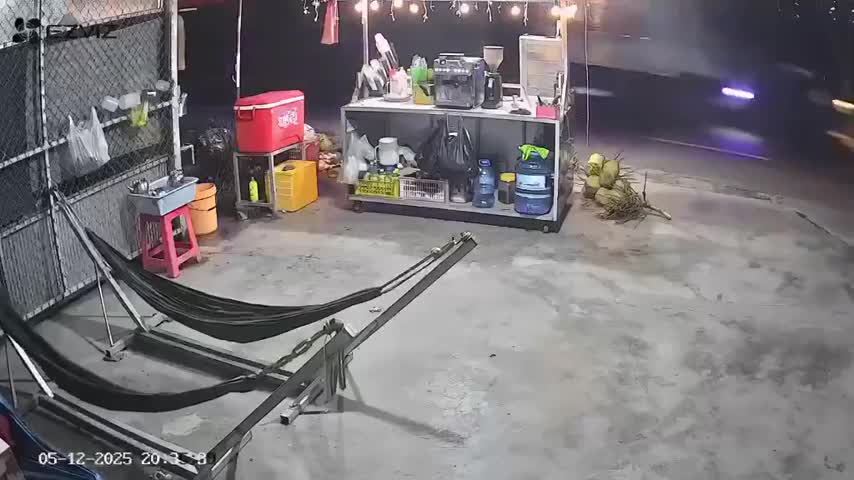 hai-thanh-nien-uong-nuoc-ven-quoc-lo-bi-xe-khach-tong-tu-vong-1764991436.mp4