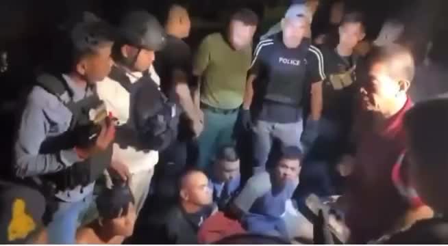 he-lo-nguoi-phu-nu-viet-dua-sung-cho-pham-nhan-thao-chay-o-campuchia-1763700585.mp4